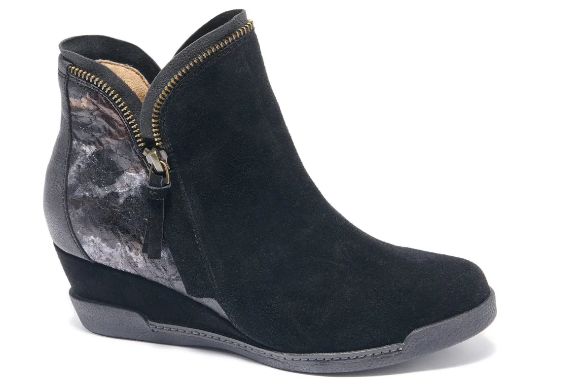 Dana-Halsa Footwear Sale