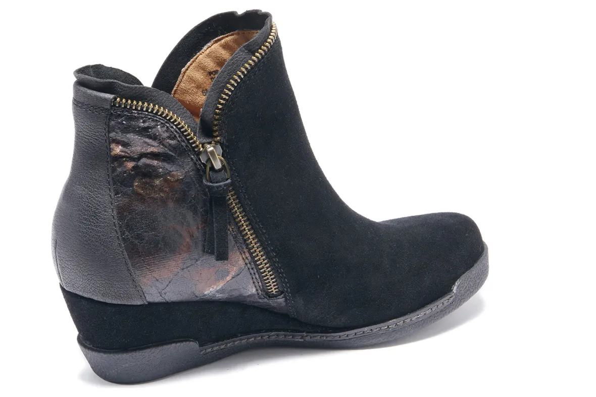 Dana-Halsa Footwear Sale