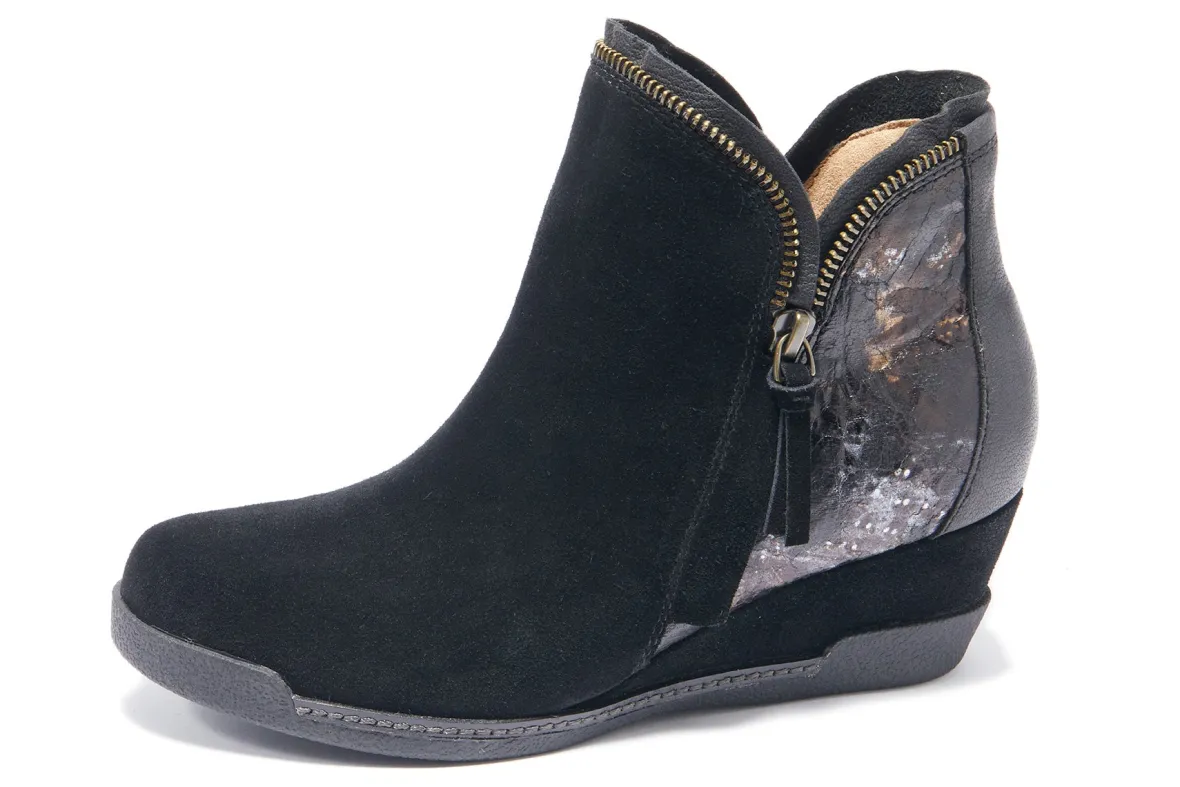 Dana-Halsa Footwear Sale